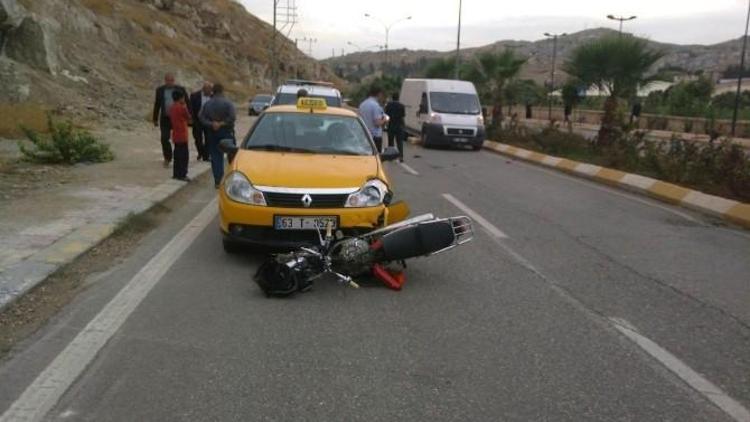 Ticari Taksinin Çarptığı Motosikletli Ağır Yaralandı