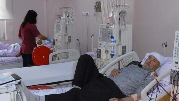 Ergani’de Diyaliz Hastaları Saatlerce Sıra Bekliyor