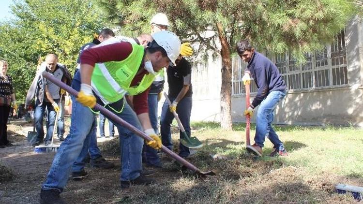 Fabrika’da Genel Müdürü Okulda Hizmetli Ve Çöpçü