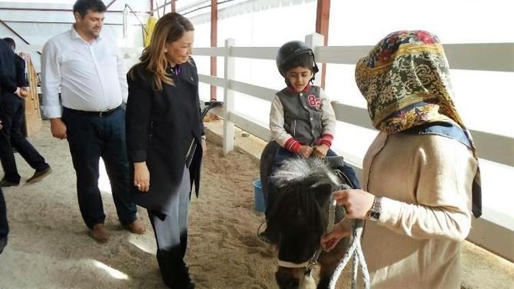 AK Parti MKYK Üyesi Öznur Çalık, Hippoterapi Merkezi’ni Ziyaret Etti