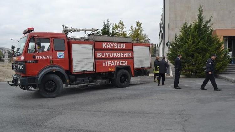 Kayseri’de Mobilya Deposunda Yangın Çıktı