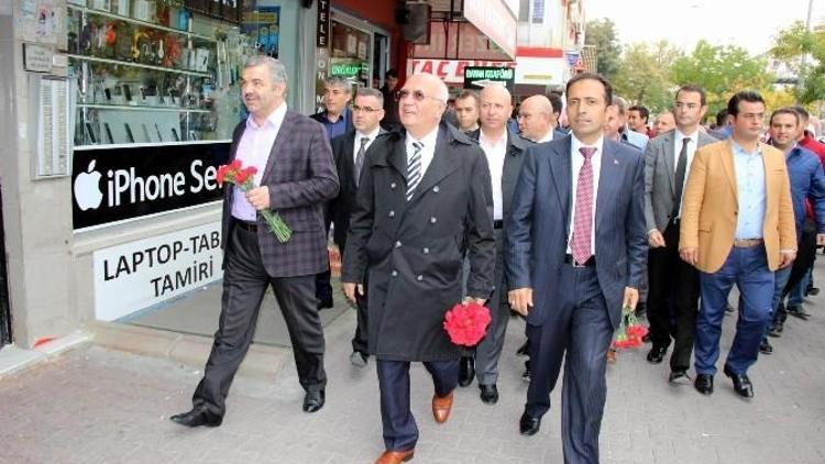 AK Parti Milletvekili Adayları Karanfil Dağıttı