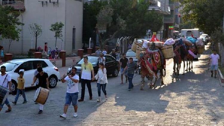 Çeyizlerini deve kervanıyla taşıdılar