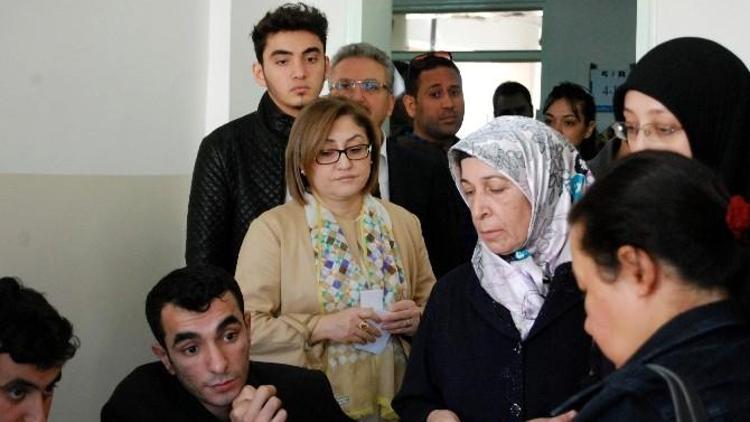 Belediye Başkanı Fatma Şahin Oy Kullanmak İçin Sıra Bekledi