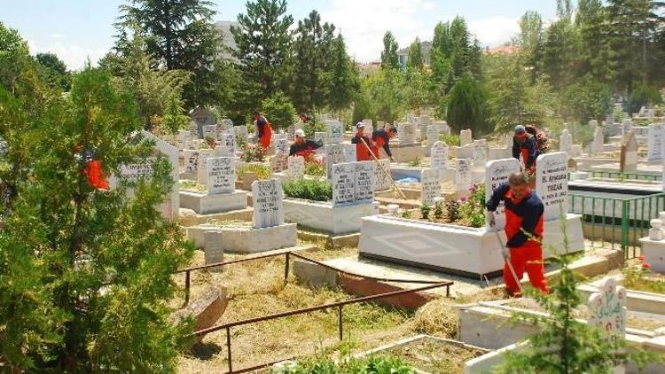 Konya’nın 31 İlçesinde Bakımsız Mezarlık Kalmadı