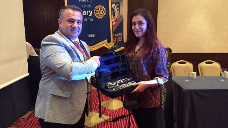 Başarılı sanatçıya Rotaryden anlamlı hediye