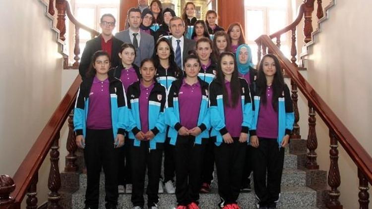 Yozgat Bayan Futbol Takımı Vali Yazıcı’yı Ziyaret Etti