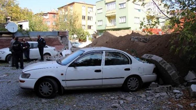 İş Makinesi Bahçe Duvarını Yıktı 2 Otomobilde Hasar Oluştu