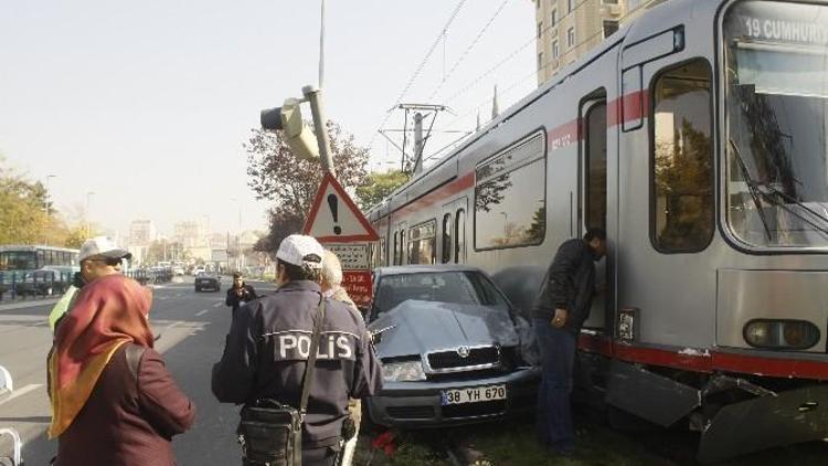 Otomobil İle Tramvay Çarpıştı