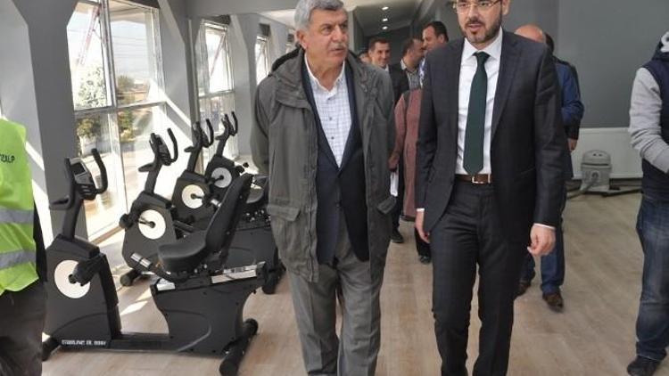 Başkan Karaosmanoğlu Bayanlara Özel Kapalı Spor Kompleksini Gezdi