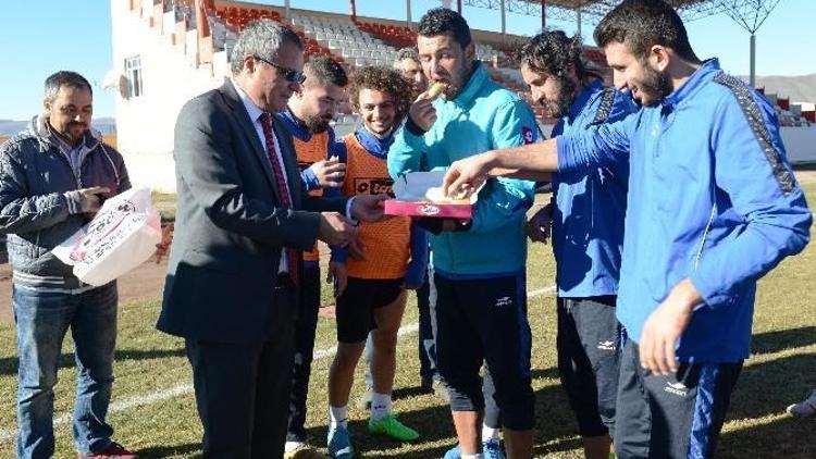 Vali Deniz’den, Futbolculara Baklava İkramı