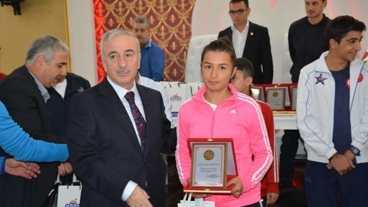 Başarılı Amatör Sporculara Ödülleri Verildi