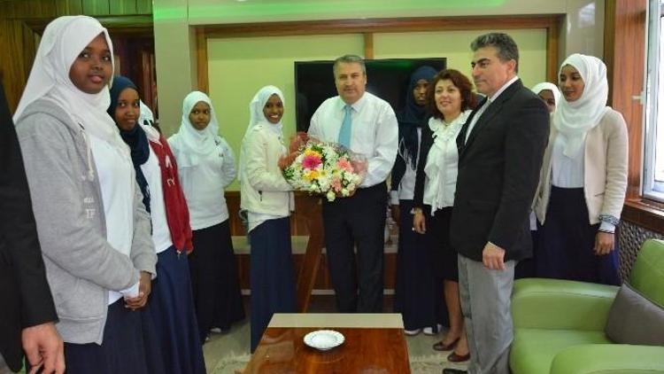 Somalili Öğrencilerden Okul Ve Barınma Talebi