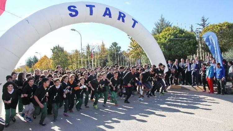 Atatürk Koşusunda Dereceye Giren Sporculara Ödülleri Verildi