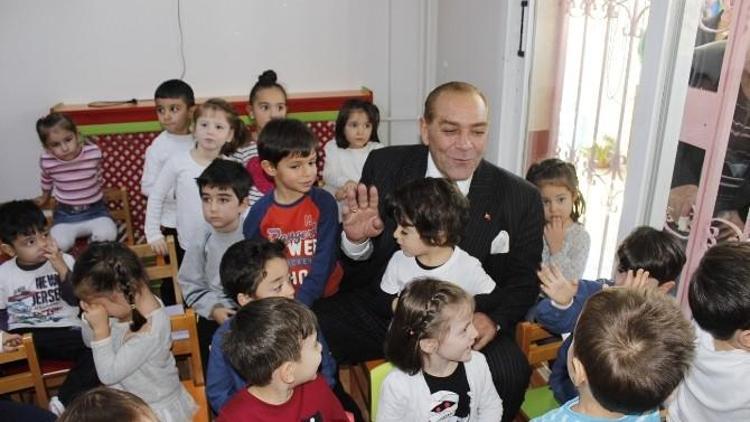 Atatürk’e Benzeyen Göksel Kaya’ya Miniklerden Yoğun İlgi