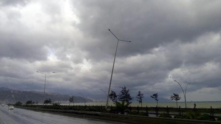 Trabzon’da Şiddetli Rüzgâr Ve Yağış Hasara Neden Oldu