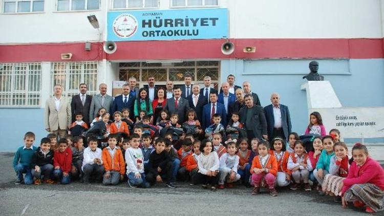 Muhtarlardan Öğrencilere Giyim Ve Kırtasiye Yardımı