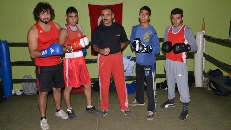 Adanalı 4 Boksör Türkiye Boks Şampiyonasına Katılmak İçin Sivas’a Gitti