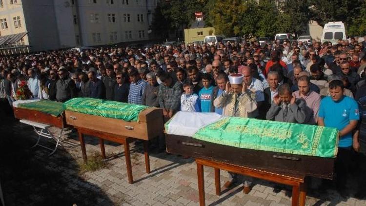 Fethiye’deki Kazada Ölen Aile Yan Yana Toprağa Verildi