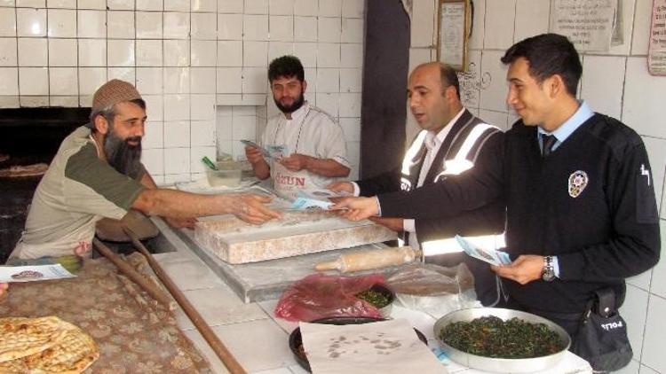 Polis, Broşür Dağıtarak Esnaf Ve Vatandaşları Uyardı