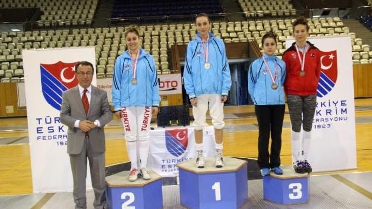 Adıyamanlı Eskrim Sporcuları Türkiye’ye Madalya Kazandırdı