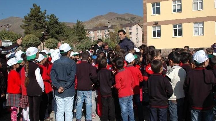 Bitlis’te Toplum Destekli Polisler Ağaç Dikti