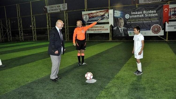 Ayvalık’ta Mahalle Ligi Futbol Turnuvası Start Aldı