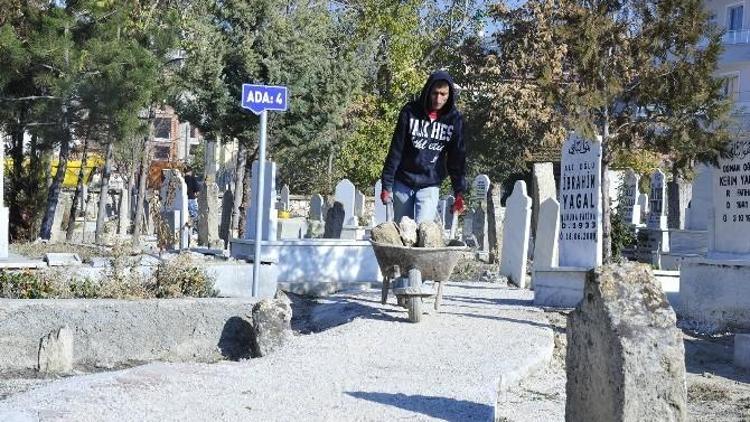 Karaman Belediyesi’nden Mezarlık Düzenlemesi