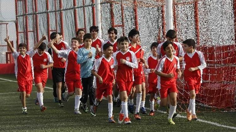 Bayraklı’da Kış Spor Okullarına Yoğun İlgi