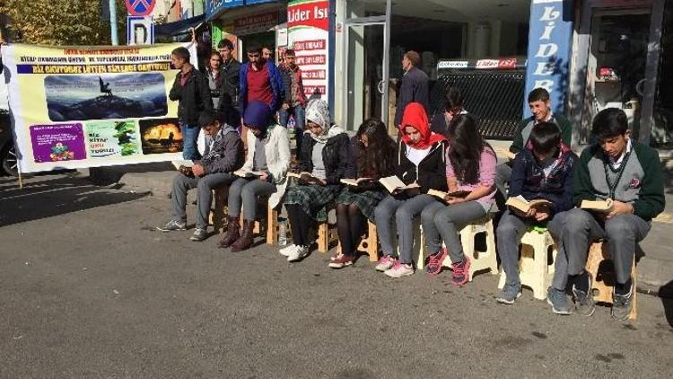 Bingöl’de Farkındalık Oluşturmak İsteyen Öğrenciler Cadde Üzerlerinde Kitap Okuyor