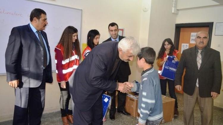 Kızılay Bitlis Şubesi’nden Çocuklara Giyim Yardımı