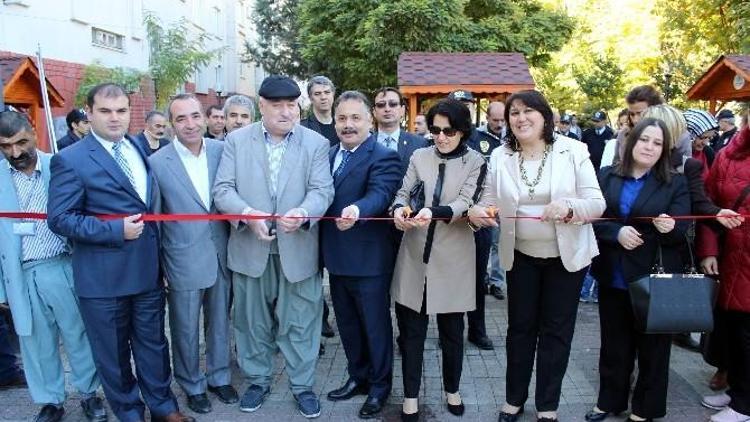 Polis Eşleri Öğrenciler Yararına Kermes Açtı