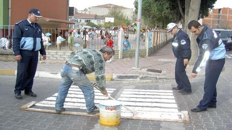 Trafik Levha Ve Yol Çizgileri Yenileniyor