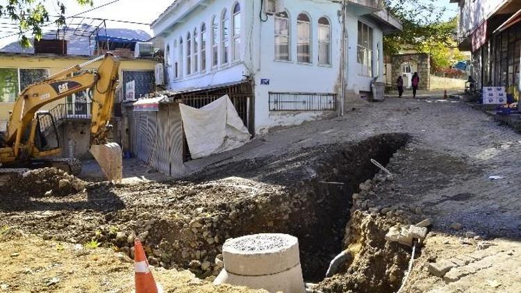 Çüngüş’e Kanalizasyon Şebekesi Döşeniyor