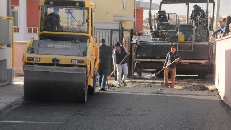 Niğde Belediyesi Okul Bahçelerini Asfaltlıyor