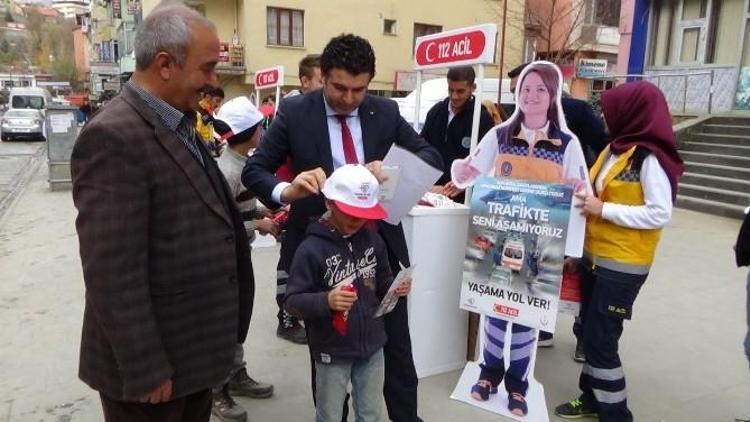 Hakkari’de “Yaşama Yol Ver” Standı Kuruldu