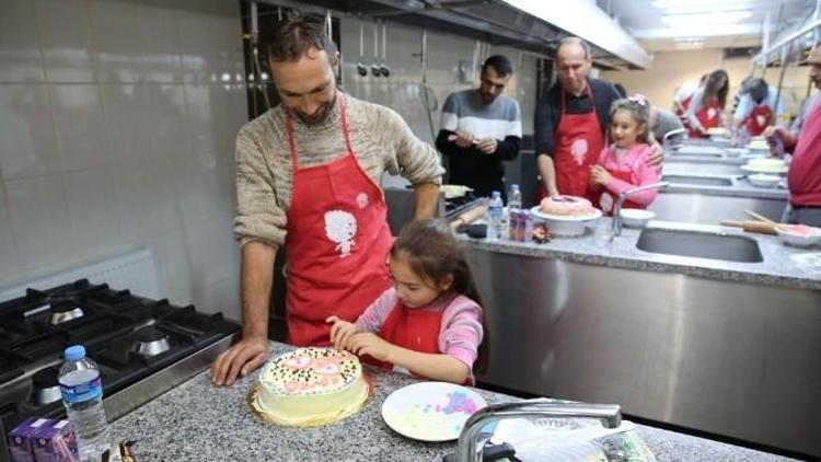 Babalar Çocuklarıyla Pasta Yaptı