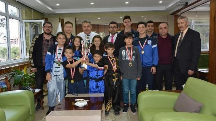 Şampiyon Wushu Sporcuları Sevinçlerini Başkan Çerçi İle Paylaştılar