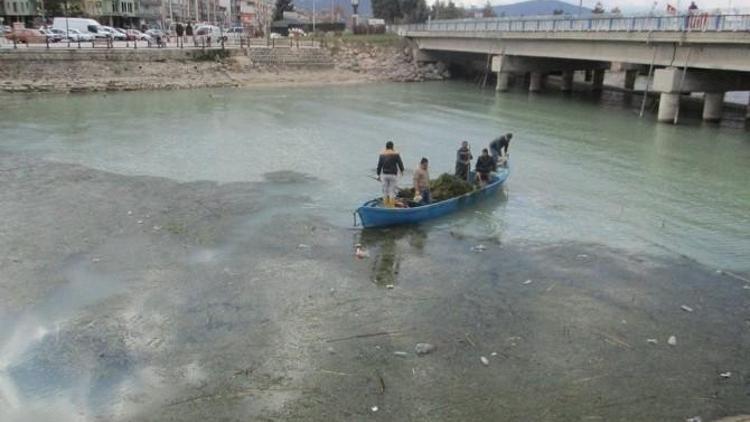 Beyşehir Gölü’nde Balıkçı Tekneleriyle Katı Atık Temizliği