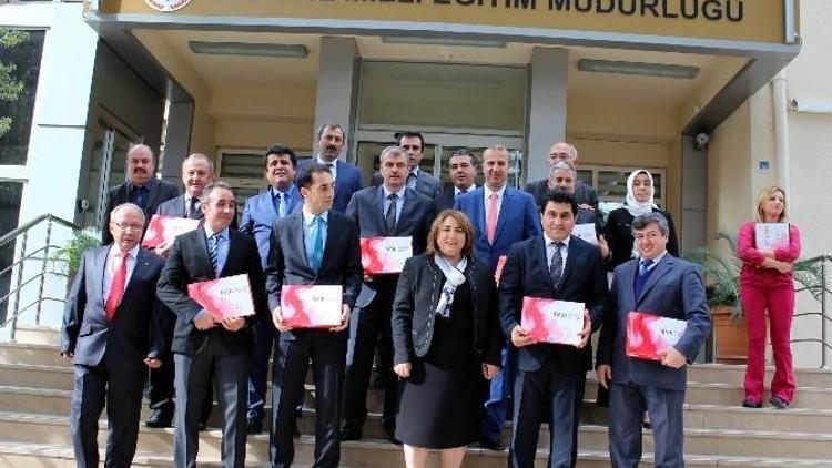 Aydın’da Milli Eğitim Birim Müdürlerine Tablet Dağıtıldı