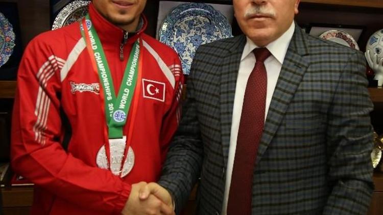 Büyükşehir’in Sporcusu Gençoğlu, Kıck Boks’ta Dünya İkincisi Oldu