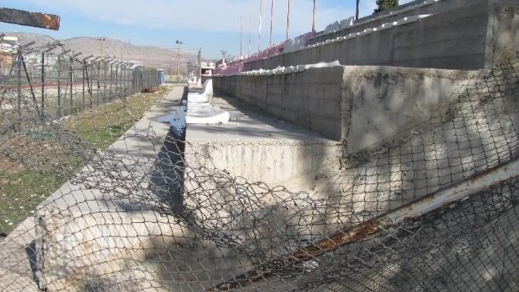 Harabeye Dönen İlçe Stadı Onarılmayı Bekliyor