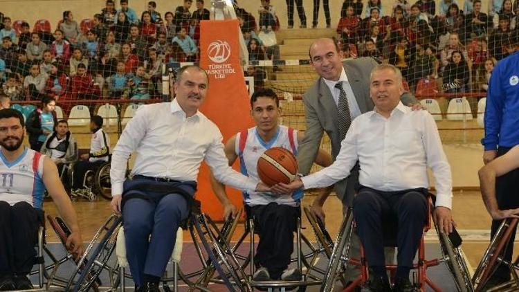 Belediye Başkanları Tekerlekli Sandalyeyle Basketbol Oynadı