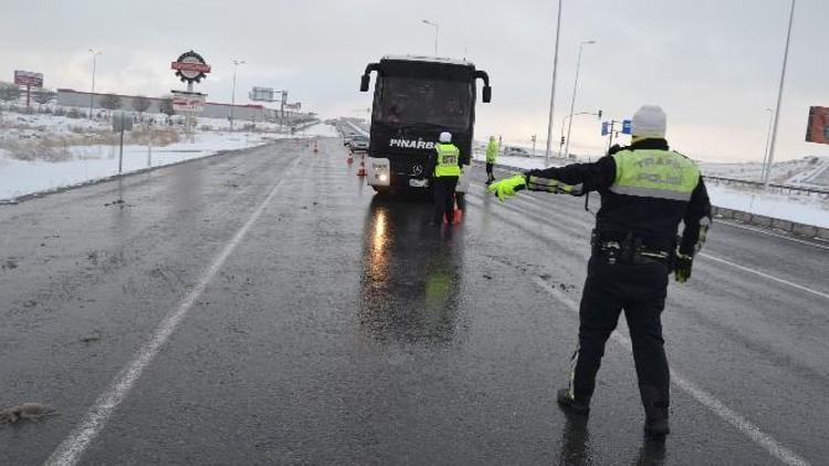 Trafik Polisleri Kış Lastiği Denetimlerine Başladı