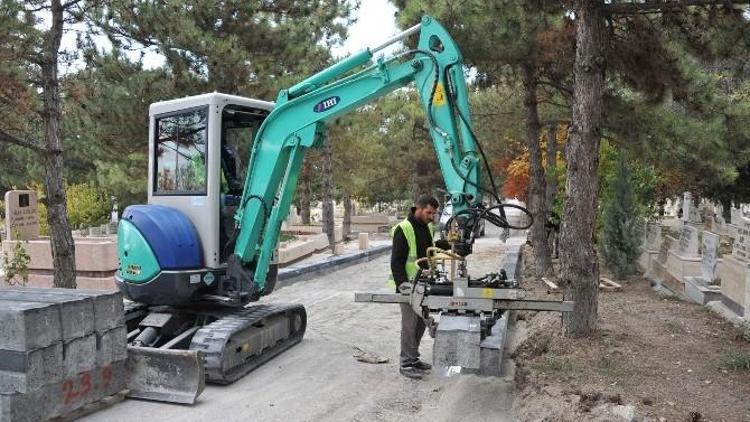 Karşıyaka Mezarlığı’nda Kaldırım Yenileme Çalışması