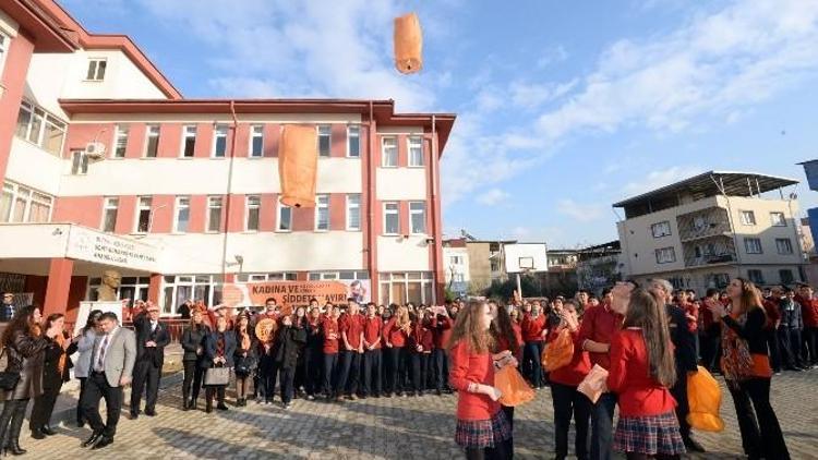 Öğrenciler ’Fenerlerle’ Şiddete Dur Dedi