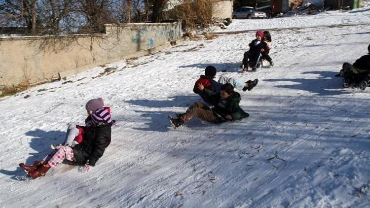 Yozgat’ta Kar’ın Tadını Çocuklar Çıkartıyor