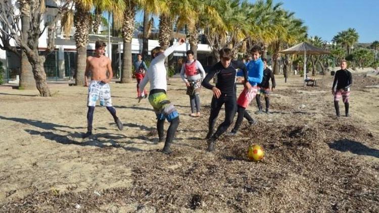 Rüzgar Esmeyince Plaj Futbolu Oynadılar