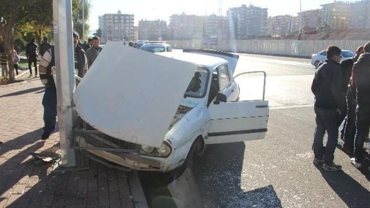 Düğün Konvoyundaki Araç Direğe Çarptı: 1 Yaralı