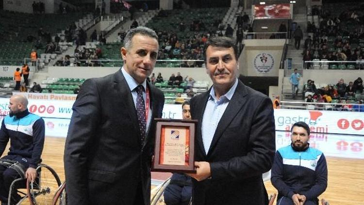 Başkan Dündar Ve Tekerlekli Sandalye Basketbol Takımına Plaket